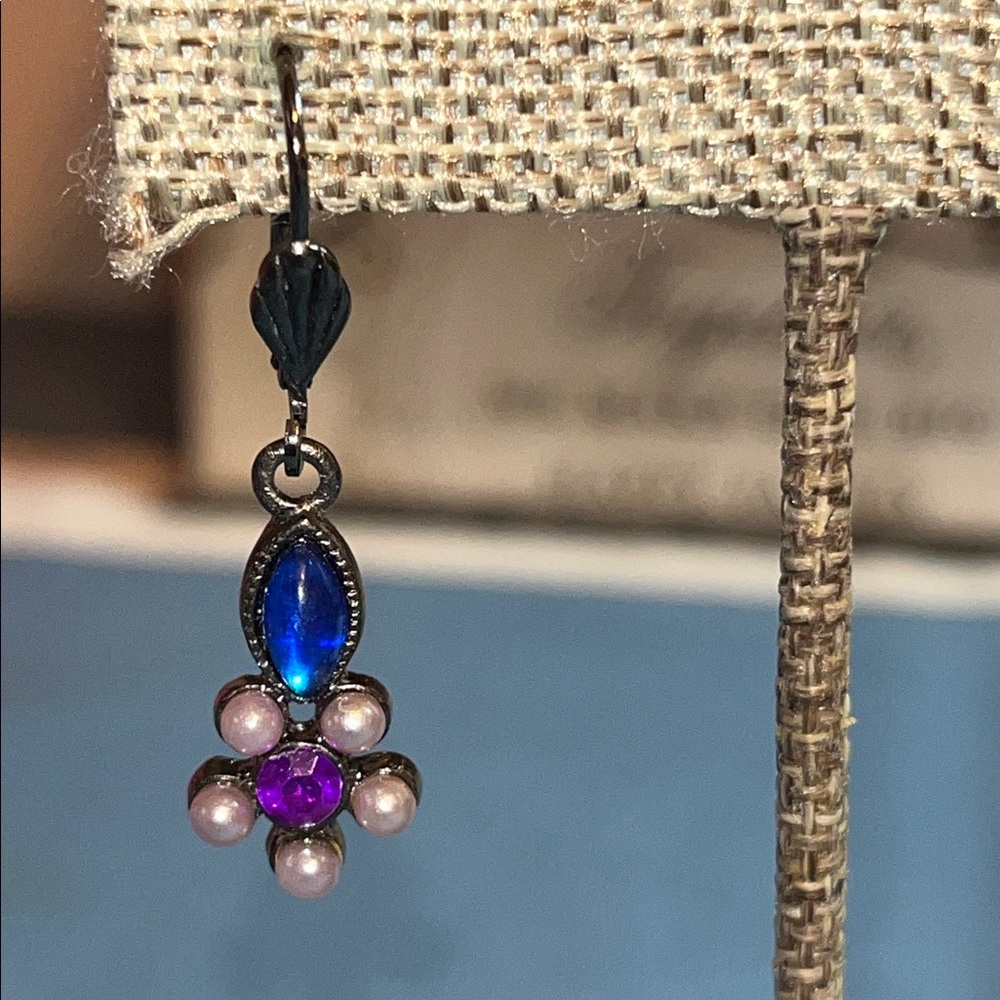 Gun metal floral dangle earrings, blue and purple - Picture 4 of 7